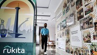 Petugas bekerja di kos-kosan Transit Oriented Development (TOD) Alaspadu Rukita, Jl Kudus, Menteng, Selasa (23/8/2022). Pemprov DKI Jakarta menggandeng pihak swasta, Rukita, untuk menyediakan hunian terjangkau bagi masyarakat kelas menengah.