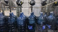 Proses isi ulang air mineral di pabrik mungkin membuat sebagian orang penasaran. Konsumen membutuhkan kepastian terkait proses produksi secara higienis dan terjaga.