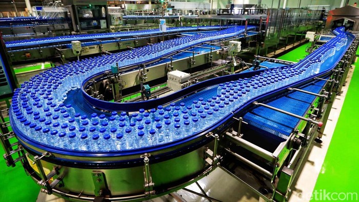 Proses pengemasan air mineral harus higienis dan terjaga. Yuk kita lihat proses produksi air mineral Aqua, di Ciherang, Kabupaten Bogor.