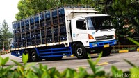 Truk pengangkut bersiap mendistribisusikan air galon mineral. 