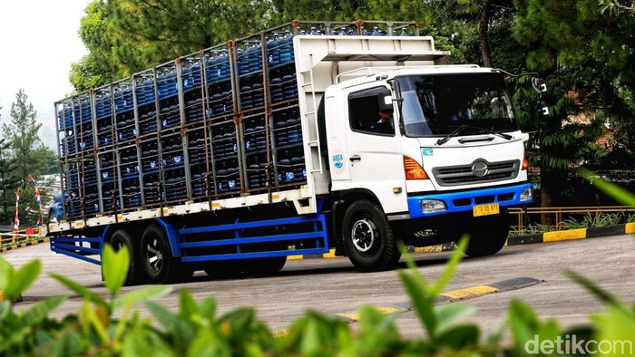 Proses pengemasan air mineral harus higienis dan terjaga. Yuk kita lihat proses produksi air mineral Aqua, di Ciherang, Kabupaten Bogor.