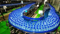 Deretan air minum kemasan memasuki tahap akhir sebelum diedarkan di Pabrik Danone Aqua, Ciherang, Bogor, Senin (22/8/2022).