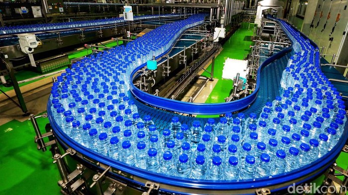 Melihat Proses Produksi Air Mineral di Kabupaten Bogor Proses pengemasan air mineral harus higienis dan terjaga. Yuk kita lihat proses produksi air mineral Aqua, di Ciherang, Kabupaten Bogor.