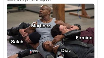 Saat Martinez menaklukkan Salah, Firmino dan Diaz. Foto: Twitter