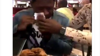 Gambaran haru fans MU menyambut kemenangan Setan Merah. . Foto: Twitter