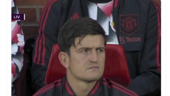 Manchester United akhirnya menemukan posisi terbaik untuk Harry Maguire, yakni di bangku cadangan. Foto: Twitter