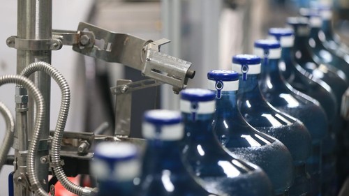 Proses isi ulang air mineral di pabrik mungkin membuat sebagian orang penasaran. Hal ini menjadi penting untuk memastikan proses produksi secara higienis dan terjaga.