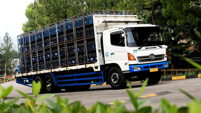 Proses isi ulang air mineral di pabrik mungkin membuat sebagian orang penasaran. Hal ini menjadi penting untuk memastikan proses produksi secara higienis dan terjaga.