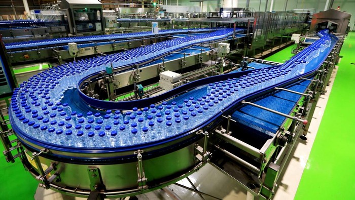 Proses isi ulang air mineral di pabrik mungkin membuat sebagian orang penasaran. Hal ini menjadi penting untuk memastikan proses produksi secara higienis dan terjaga.