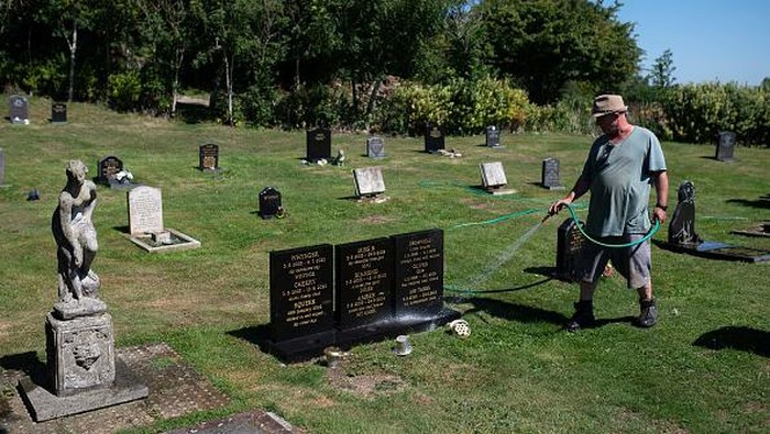Decorative graves where pets have been interred are pictured at the Pet Cemetery in Holywell, north Wales, on August 12, 2022. - Faced with sharply increasing costs, UK pet owners wanting to give their much-loved companions the best treatment and a dignified send-off are having to make harsh decisions. (Photo by OLI SCARFF / AFP) (Photo by OLI SCARFF/AFP via Getty Images)