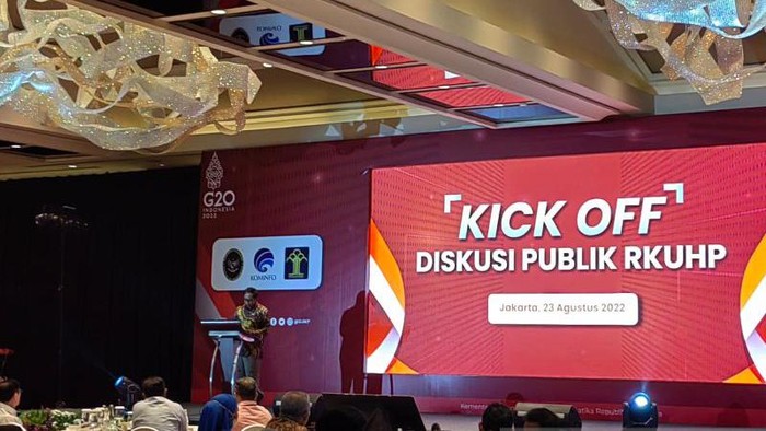 Menteri Koordinator Bidang Politik, Hukum, dan Keamanan (Menko Polhukam) Mahfud MD menyampaikan pidato kunci sekaligus membuka acara Kick Off Diskusi Publik RKUHP di Ayana Midplaza Jakarta, Selasa (23/8/2022). ANTARA/Melalusa Susthira Khalida