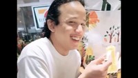 Lewat Instagramnya, Ray Prasetya yang dulu sempat tergabung di grup musik Super Idola Band, tampak santai kulineran di Singapura meski Instagramnya banjir kritikan dari netizen.  Foto: Site News