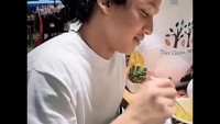 Lewat salah satu unggahan Instastory temannya, tampak Ray tengah asyik menikmati hidangan mie instan cup rasa salted egg. Foto: Site News