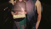 Sukses jadi drummer dan kerap berkolaborasi dengan penyanyi ternama di Indonesia. Ray tetap akrab dengan sang ibu, ia rutin menghadiahi sang ibu cake spesial di hari ulang tahunnya. Foto: Site News