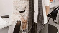 Selain duet bersama BCL, Ray sering kolaborasi dengan Rossa. Ini potret keakraban mereka di backstage lengkap dengan aneka makanan dan cemilan. Foto: Site News