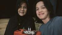 Masih dengan kebersamaannya dengan sang ibu, Ray selalu posting aneka kue untuk merayakan ulang tahun sang ibu. Foto: Site News