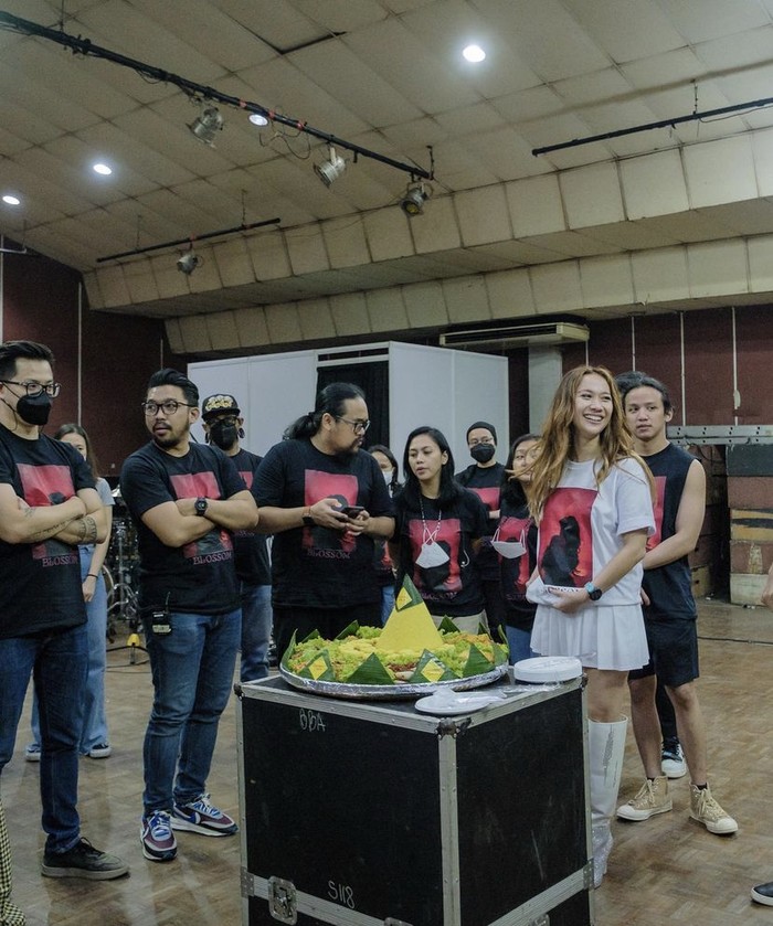 Momen Asyik ‘Drummer’ Ray Prasetya Saat Makan Nasi Kuning Bareng BCL Momen Asyik ‘Drummer’ Ray Prasetya Saat Makan Nasi Kuning Bareng BCL
