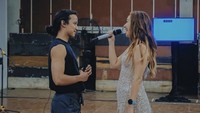 Nama Ray Prasetya kini jadi sorotan, usai videonya saat bernyanyi di atas panggung bersama Bunga Citra Lestari (BCL) viral, ketika dirinya mencium pipi BCL di akhir lagu.  Foto: Site News
