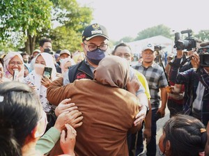 Momen Emak-emak Menangis Bahagia saat Peluk Bupati Kediri