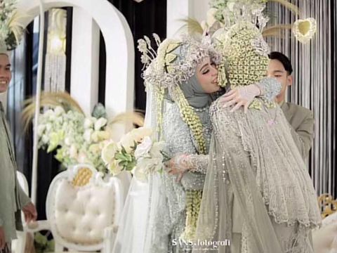 Momen langka pengantin datang ke acara pernikahan sahabatnya yang menikah di hari yang sama, viral di media sosial.