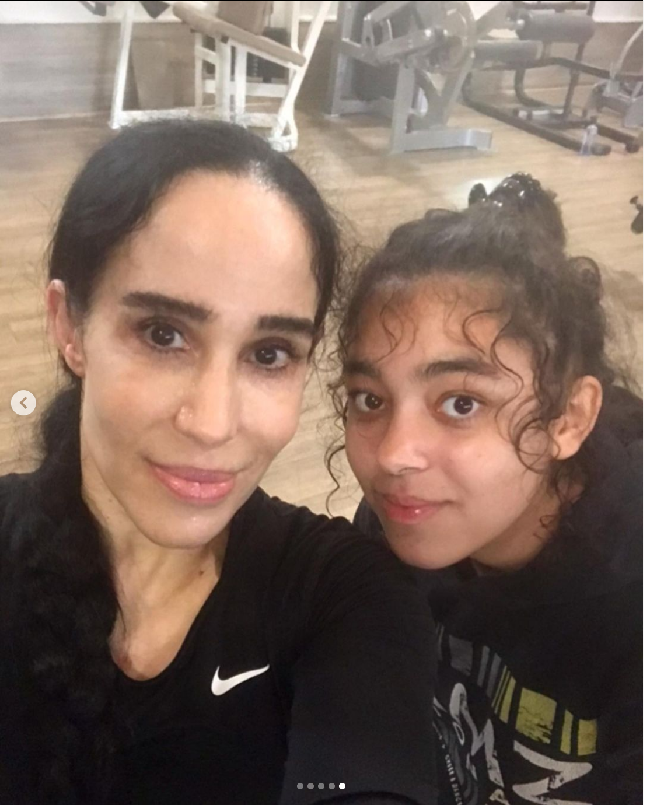 Setelah berbagai kontroversi, mulai dari kecanduan obat-obatan terlarang hingga jadi bintang film porno, sejak 2018, Nadya Suleman menata lagi hidupnya. Dia menjauh dari kontroversi. Nadya bekerja sebagai konselor dan terapis untuk mereka yang kecanduan alkohol dan obat-obatan. Foto: Dok. Getty Images, Instagram Nadya Suleman