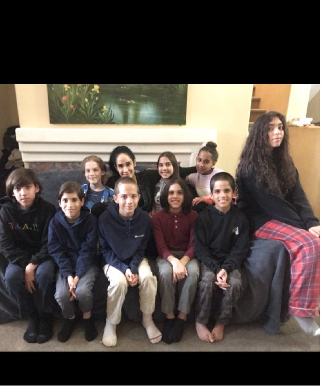 Penampilan delapan anak kembar Nadya Suleman ini termasuk langka karena wanita yang dijuluki Octomom itu jarang mengunggahnya ke media sosial secara bersama-sama. Dia terakhir menampilkan kedelapan anak kembarnya pada Mei 2022 saat momen Hari Ibu internasional. Foto: Dok. Getty Images, Instagram Nadya Suleman