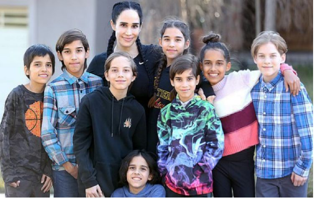 Sebelum melahirkan delapan anak kembar, Nadya Suleman sudah menjadi ibu dari empat anak laki-laki dan dua anak perempuan. Enam anak tersebut juga lahir melalui proses bayi tabung. Foto: Dok. Getty Images, Instagram Nadya Suleman