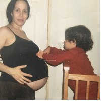 Nadya Suleman diterpa berbagai masalah setelah dokter menyuntikkan 12 embrio ke rahimnya. Dia melakukan prosedur bayi tabung dengan bantuan Dr. Michael Kamrava yang kini sudah dipecat dari American Society for Reproductive Medicine karena melanggar aturan. Dari 12 embrio itu, delapan berhasil tumbuh menjadi janin hingga dilahirkan oleh Nadya pada Januari 2009. Foto: Dok. Getty Images, Instagram Nadya Suleman