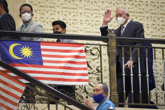 Najib Razak Ajukan Banding, Pendukung Bikin Tulisan 'Bebas Bossku' Mantan Perdana Menteri Najib Razak tiba di pengadilan banding di Putrajaya, Malaysia, Selasa (23/8/2022). I