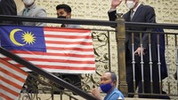 Mantan Perdana Menteri Najib Razak melambaikan tangan kepada pendukungnya saat tiba di pengadilan banding Putrajaya, Malaysia, Selasa (23/8/2022). 