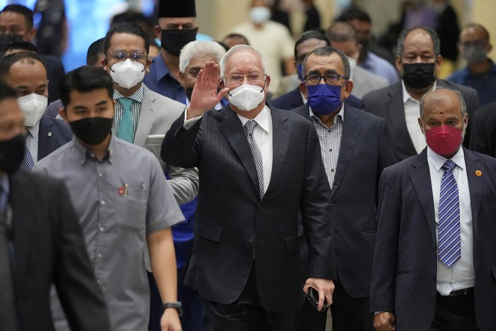 Najib Razak Ajukan Banding, Pendukung Bikin Tulisan 'Bebas Bossku' Mantan Perdana Menteri Najib Razak tiba di pengadilan banding di Putrajaya, Malaysia, Selasa (23/8/2022). I