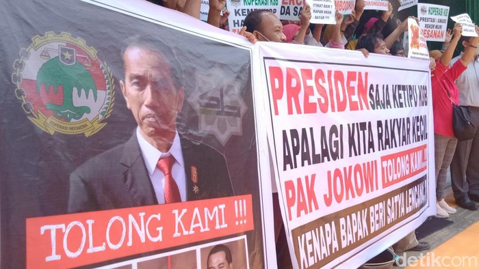Puluhan nasabah KSP SB Klaten mendatangi kantor cabang di jalan Veteran.