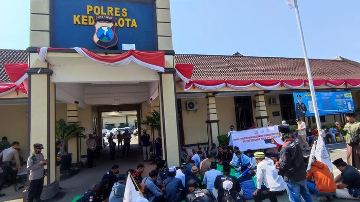 Ngaji Bareng Bentuk Dukungan Warga ke Polisi Kota Kediri saat Bertugas