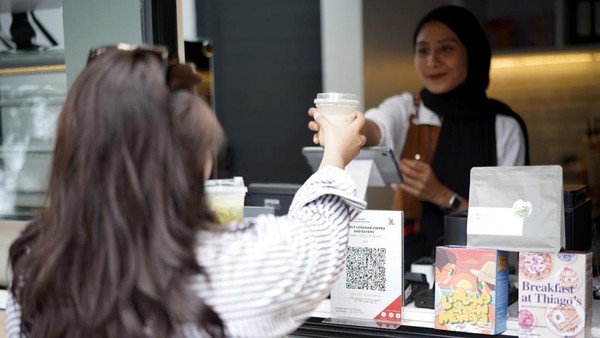 Seorang pengunjung asyik memesan kopi untuk dinikmati di alam terbuka. Yakin nih, Travelers nggak tertarik untuk ikut kongkow cantik sambil ngopi-ngopi di alam terbuka. Seorang pengunjung asyik memesan kopi untuk dinikmati di alam terbuka. Yakin nih, Travelers nggak tertarik untuk ikut kongkow cantik sambil ngopi-ngopi di alam terbuka.Â
