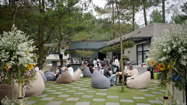 Sedangkan pada area outdoor-nya, dibuat lebih santai, dengan disediakanya kursi lesehan bean bag dan stage kecil untuk live music di area tribun, dimana juga tersedia tempat duduk bagi pengunjung yang ingin menikmati alunan musik dengan lebih dekat. Sedangkan pada area outdoor-nya, dibuat lebih santai, dengan disediakanya kursi lesehan bean bag dan stage kecil untuk live music di area tribun, dimana juga tersedia tempat duduk bagi pengunjung yang ingin menikmati alunan musik dengan lebih dekat.