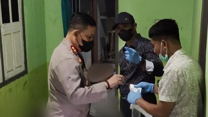 Olah TKP di rumah pasutri tewas bersimbah darah di Baubau.