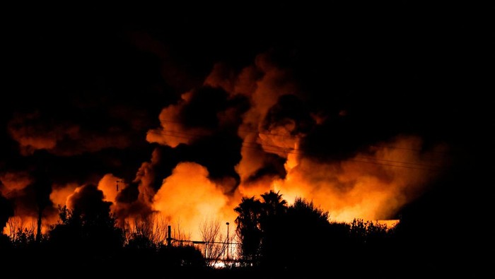 Pabrik Pembuangan Limbah di Italia Terbakar, Asapnya Seram Banget! Smoke rises at the Ecomac waste disposal plant after a fire broke out, in Augusta, Siracusa, Sicily, Italy, August 22, 2022. REUTERS/Antonio Parrinello