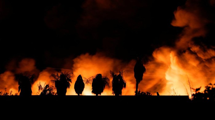 Pabrik Pembuangan Limbah di Italia Terbakar, Asapnya Seram Banget! Smoke rises at the Ecomac waste disposal plant after a fire broke out, in Augusta, Siracusa, Sicily, Italy, August 22, 2022. REUTERS/Antonio Parrinello