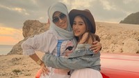 Dina Risty juga merupakan ibu dari penyanyi Amanda Caesa. Foto: dok instagram dienz_36