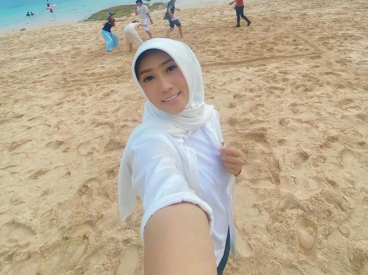 Dina Risty, Istri Parto yang Dipuja-puji Cantik