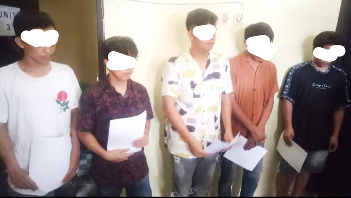 Pria bernama Alfian Untu (40) di Kabupaten Bolmong, Sulawesi Utara (Sulut) tewas usai dikeroyok 5 orang pelaku.