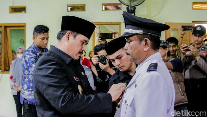 Pelantikan kades di Pangandaran.