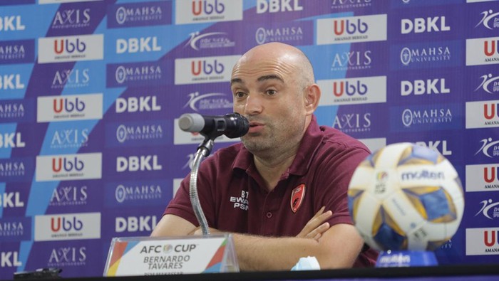 Pelatih PSM Makassar Bernardo Tavares pada sesi konferensi pers sebelum pertandingan melawan Kuala Lumpur City FC.