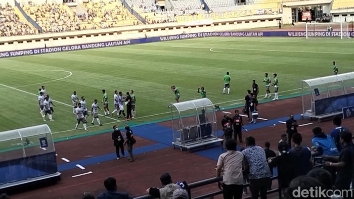 Pemain Bali United mendapat teror dari suporter saat melawan Persib Bandung di Stadion GBLA, Selasa (23/8/2022)