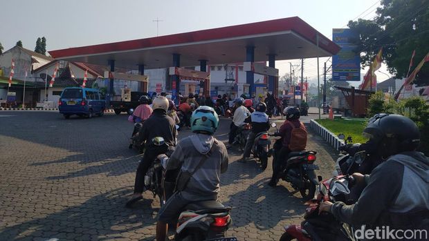 Suasana antrean pembelian Peralite di SPBU Pakelan, Bulurejo, Kecamatan Mertoyudan, Kabupaten Magelang.