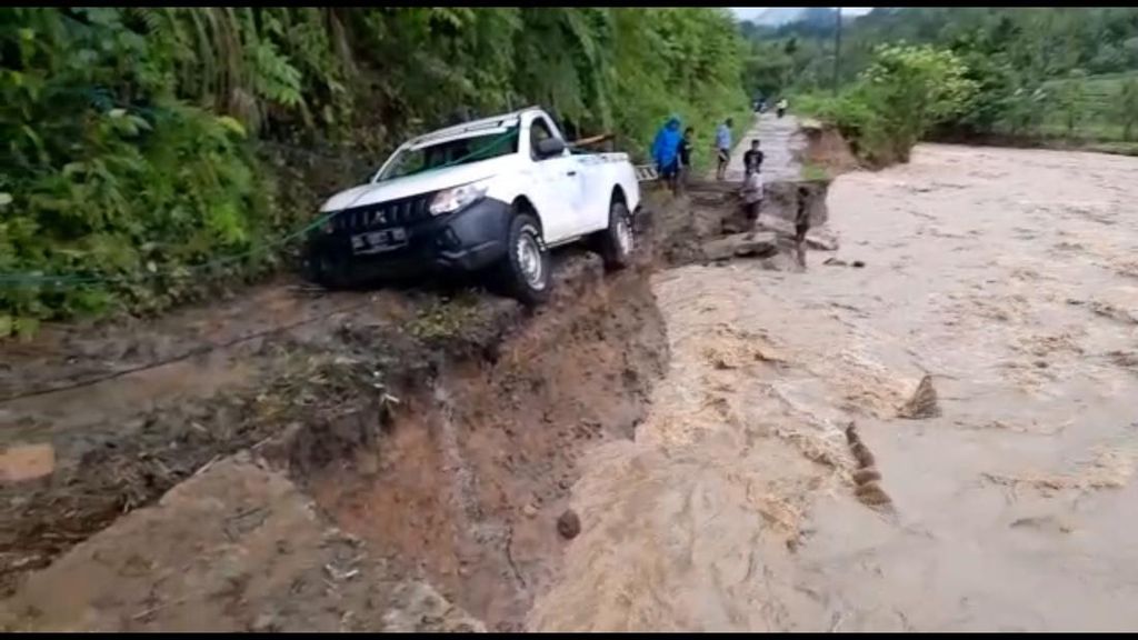 Penampakan Banjir Bandang Mamasa: Sawah Rusak, Jalan Terputus