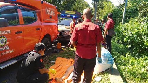 Tim inafis dan medis saat mengevakuasi dan mengidentifikasi jasad wanita yang ditemukan duduk di pinggir jalan di kawasan Melaya, Jembrana