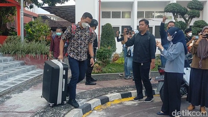 Penyidik KPK membawa satu koper berisi dokumen dari penggeledahan di Gedung Dekan Fakultas Hukum Unila (Tommy Saputra)