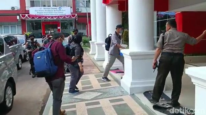 Penyidik KPK tiba di FK Unila.