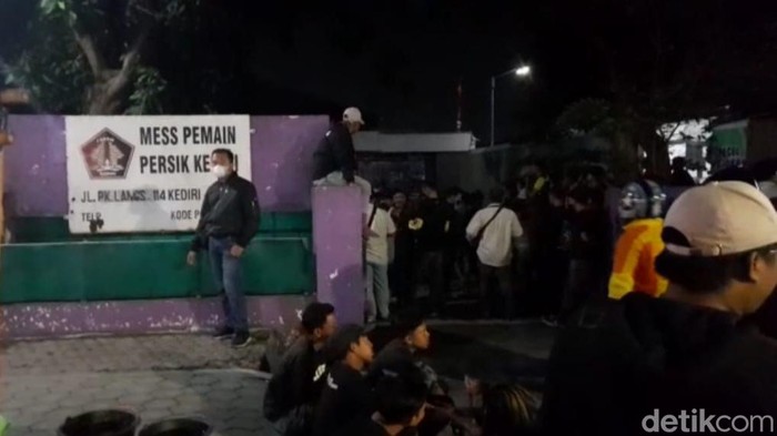 Persikmania duduki mess pemain Persik Kediri